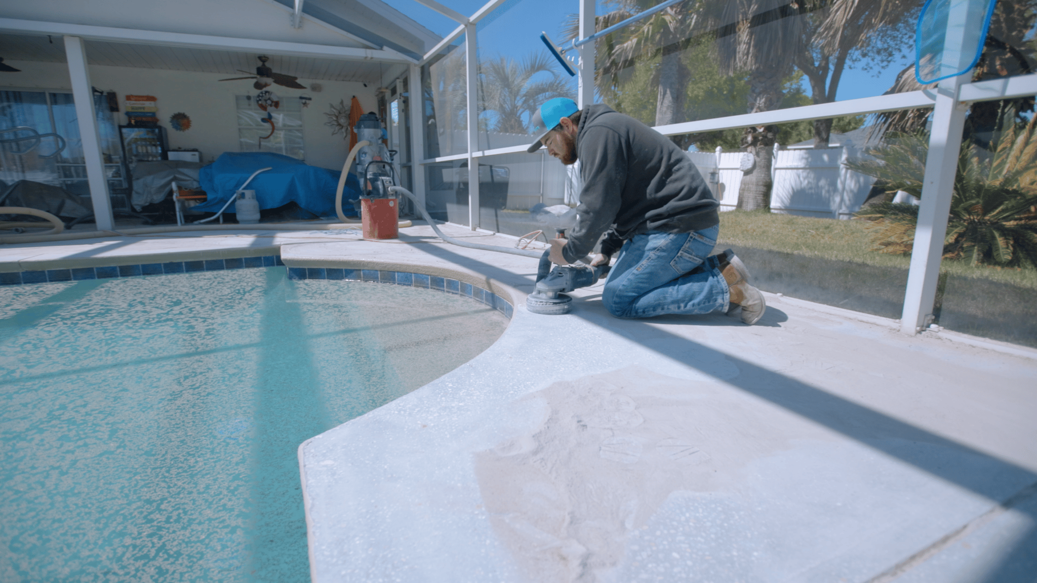 Pool surround with decorative flake coating