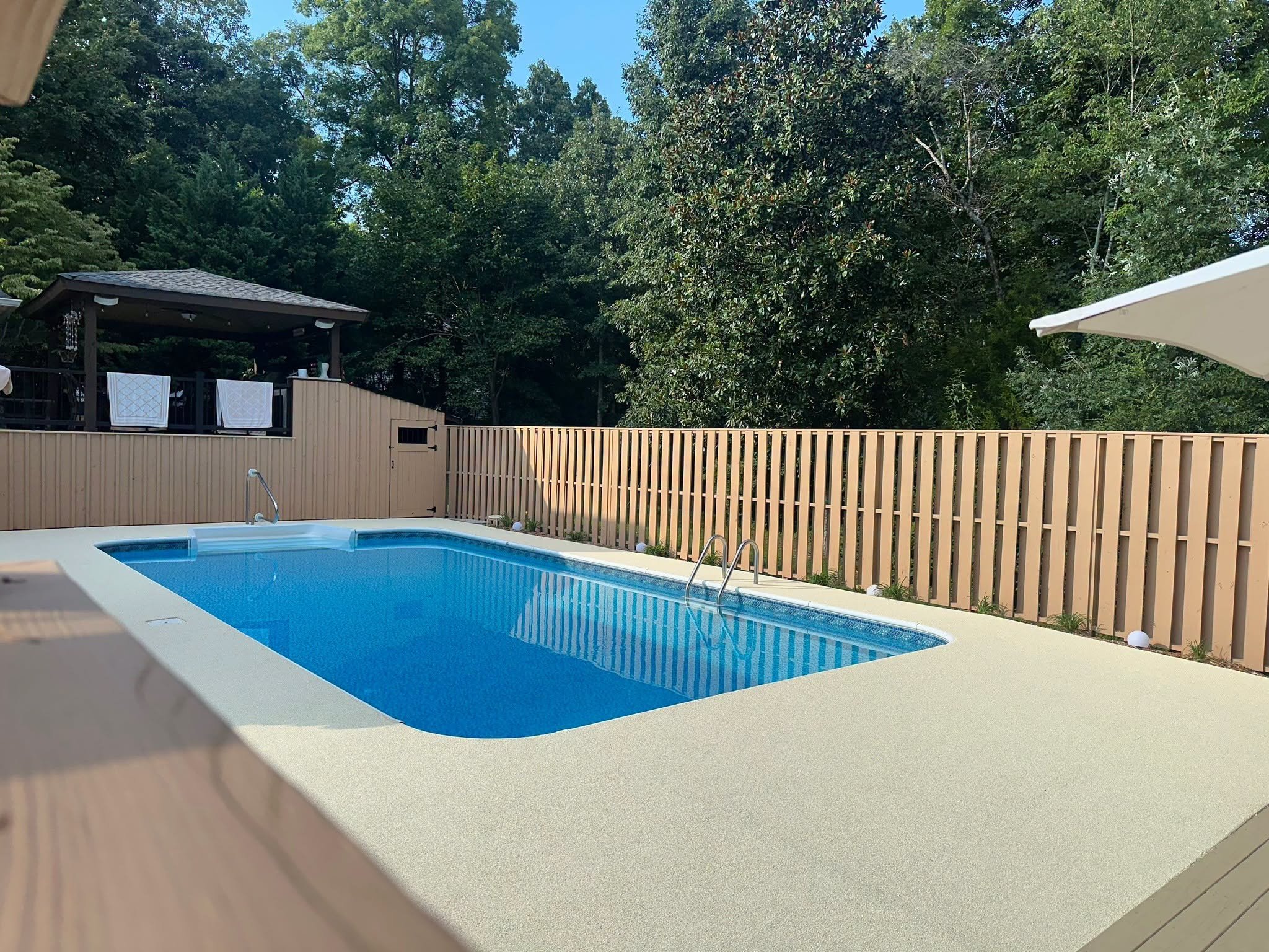 Why Rubber Pool Decks Are More Comfortable for Bare Feet