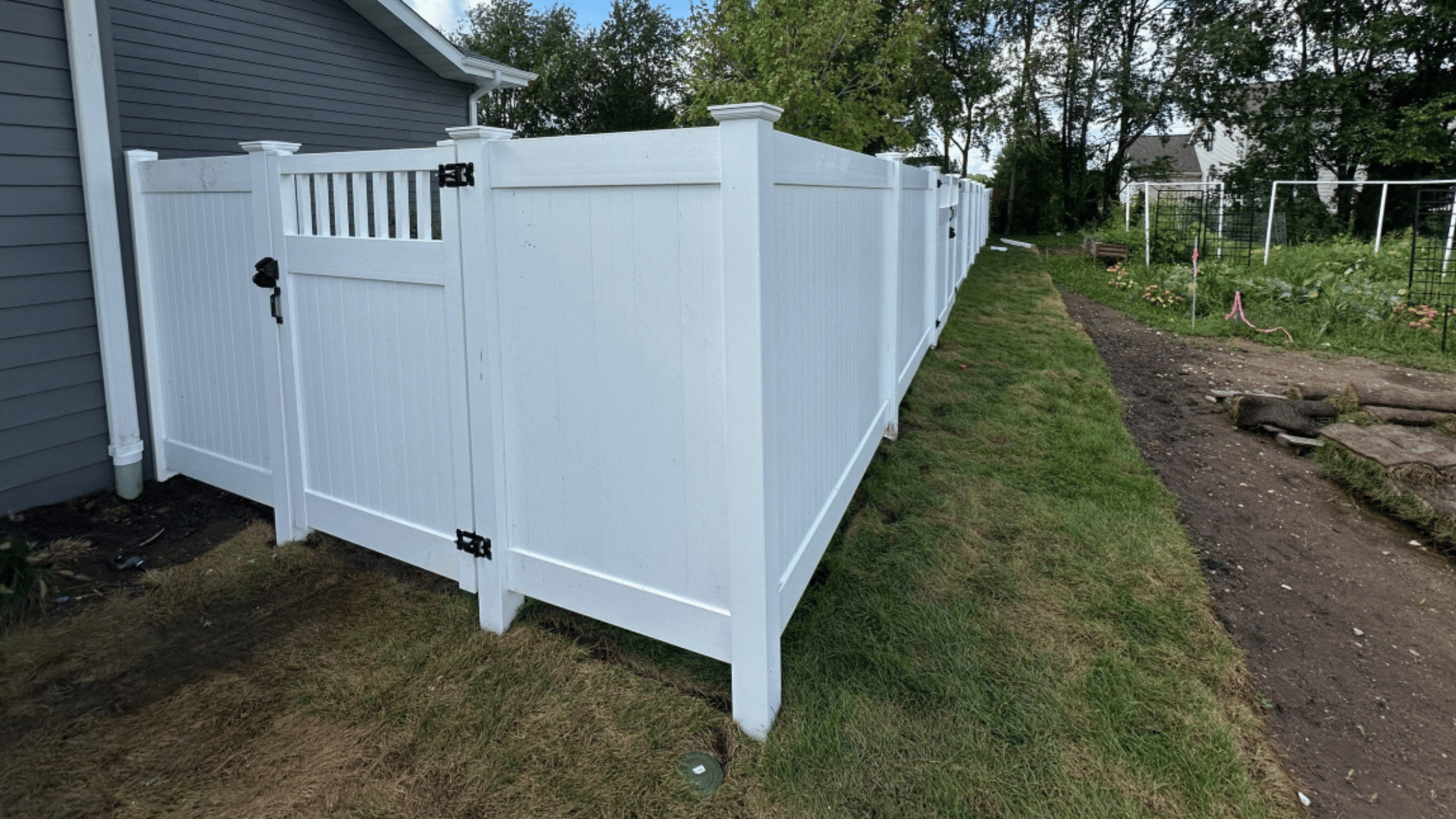 Why Homeowners Are Choosing Vinyl Fencing Over Wood
